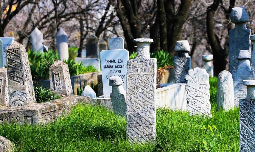 Annesinin mezarına kamera koydu ve gördükleri karşısında şok oldu!