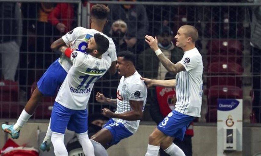 Gedson Fernandes, Çaykur Rizespor'un Galatasaray ile oynadığı maçın ardından sarı kırmızılı takımın soyunma odasına gelmiş!
