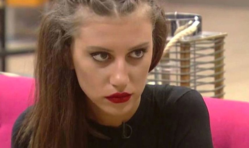 Kısmetse Olur’un kavgacı yarışmacısı Melis Buse Betkaya, başörtülü kadına herkesin içinde hakaret etti