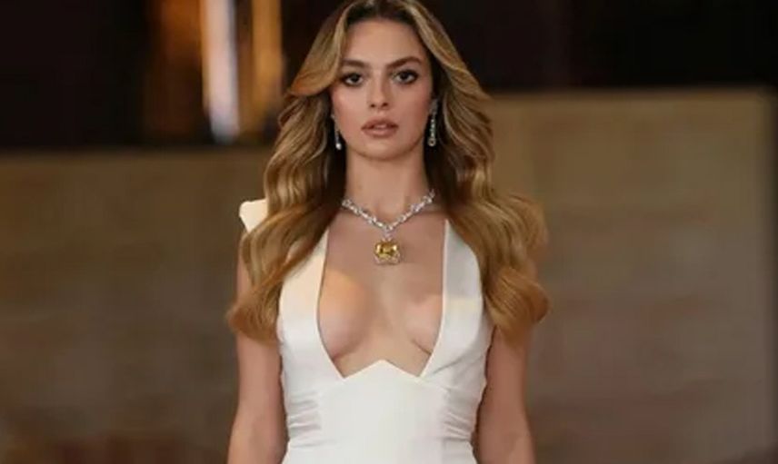 Melis Sezen'in iddialı pozları sosyal medyayı karıştırdı: Külot trendine ayak uydurayım derken alay konusu oldu!