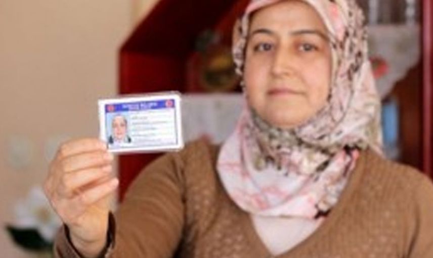 Genç Kadın Ehliyetine Yazdırdığı Yazı ile Gündem Oldu