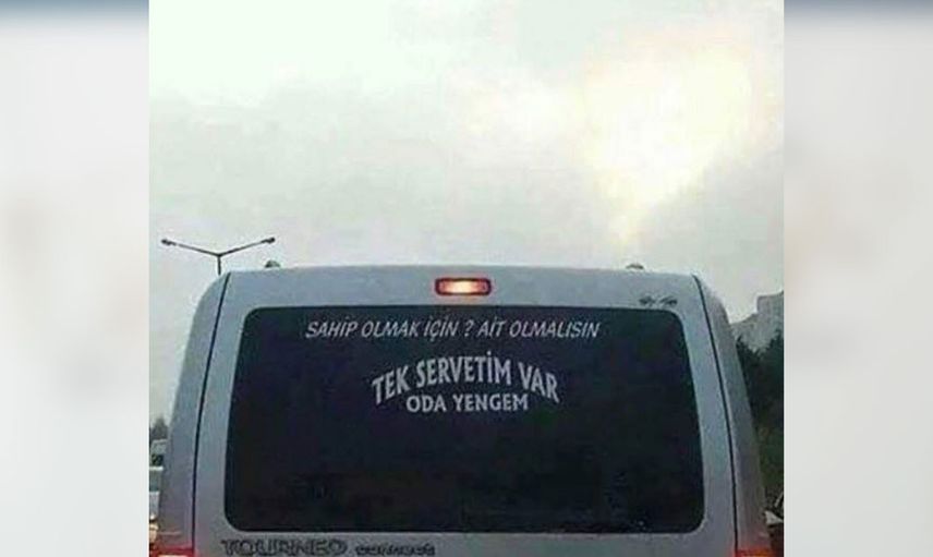 Arabasının arkasına yazdırdı