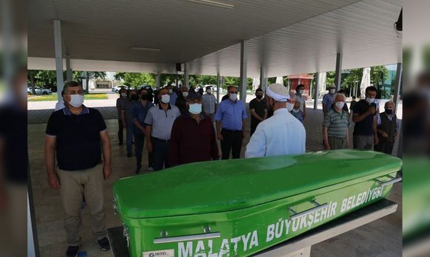 Malatya'da annesinin cenazesine son kez bakmak isteyen adam tabutu açınca gördüklerine inanamadı!