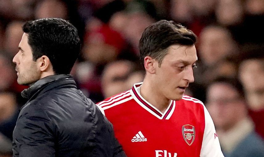 Fenerbahçeli Mesut Özil'in Frankfurt Maçındaki Performansı İngiltere'de Gündem Oldu!