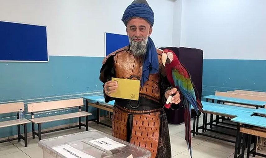 Seçim kombinleri belli oldu! Oy vermeye birbirinden farklı kıyafetlerle giden insanlar