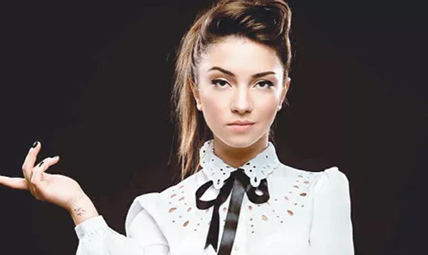 Ece Seçkin Sahneye Sütyensiz Çıktı