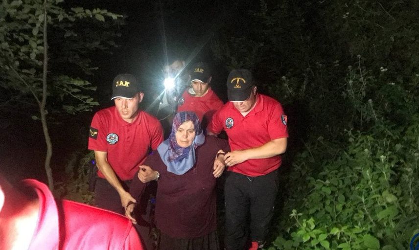 Uludağ’da Kaybolup Üç Gün Sonra Sağ Bulunan Kadını Jandarma Sırtında Taşıdı