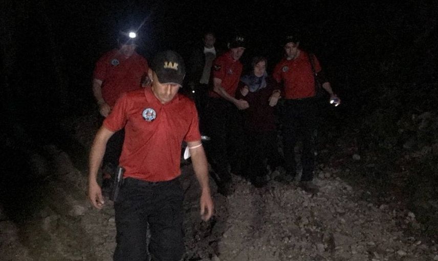 Uludağ’da Kaybolup Üç Gün Sonra Sağ Bulunan Kadını Jandarma Sırtında Taşıdı