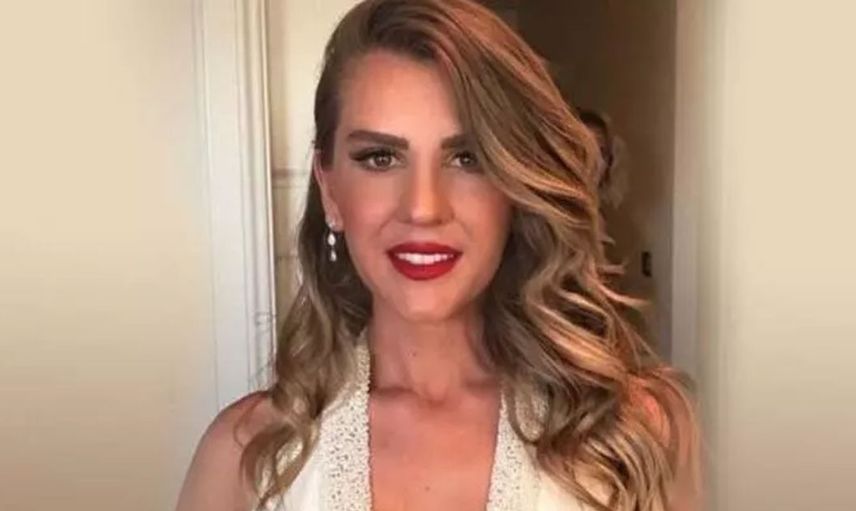 Esra Erol'un kardeşi Eda Erol gömleğinin düğmelerini açtı sütyeni ile erkek takipçilerini çoşturdu