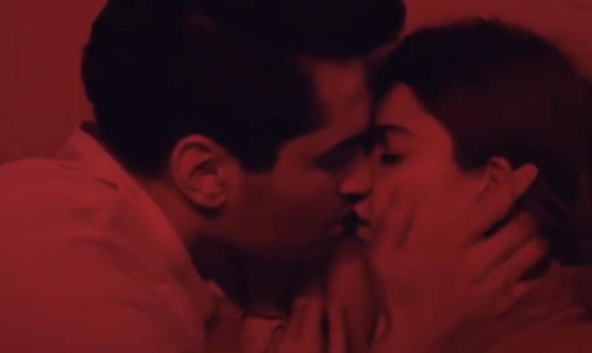 Yalı Çapkını dizisinde romantik anlar! İkilinin ateşi ekran başındakileri yaktı