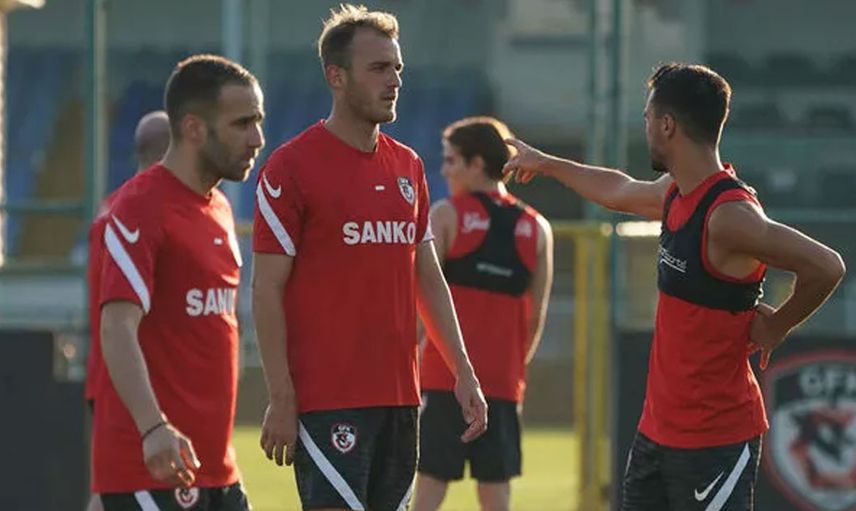 Futbolcularla sorunlar yaşıyor