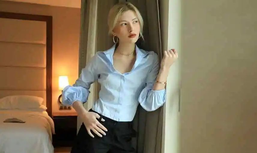 Denize Uçan Ünlü Manken Ece Su Uçkan Kimdir?