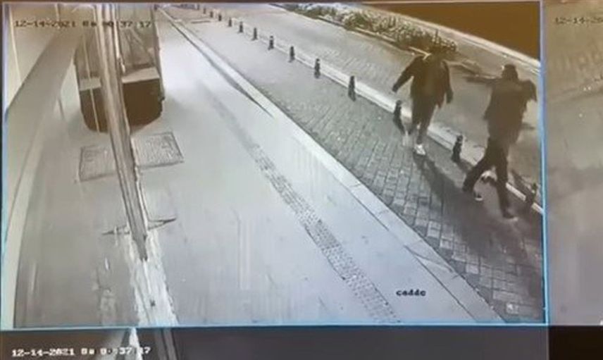 İstanbul Moda'da akıl almaz olay sokak ortasında karısının üstüne işediler