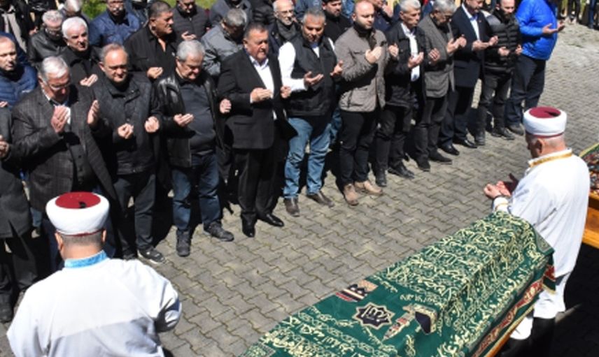 Babası ve üvey annesi hayatını kaybetmişti! Şehsuvar Aktaş ailesini son yolculuğuna uğurladı