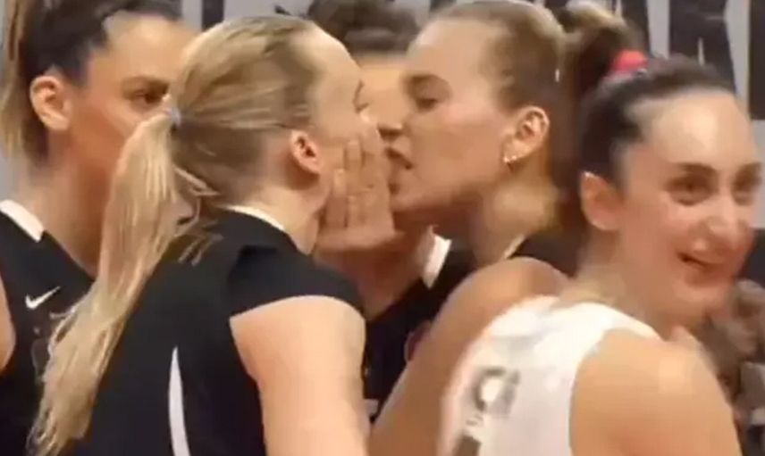 Dudak dudağa geldiler: Vakıfbank oyuncularından Cansu ve Ali Frantti'den şaşırtan sevinç!