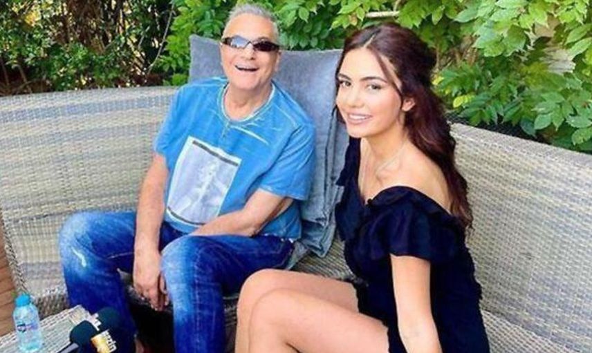 Ünlü şovmen Mehmet Ali Erbil, dans eden genç kızı hayran hayran izledi