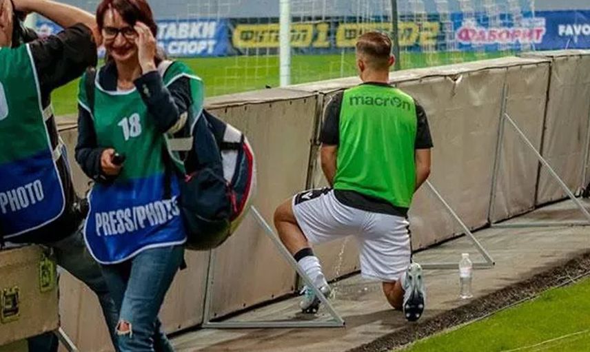 Dimitrios Pelkas'ın, Kadın Gazetecinin Yanında İdrarını Yaptığı Görüntüler Gündem Oldu!