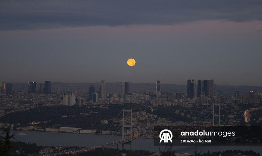 İstanbul'da eşsiz dolunay görüntüsü fotoğraflandı: İşte o anlar...