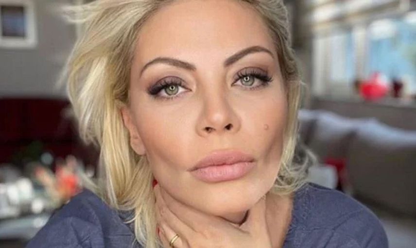 Seray Sever'in babasının cenazesinde yürek burkan detay