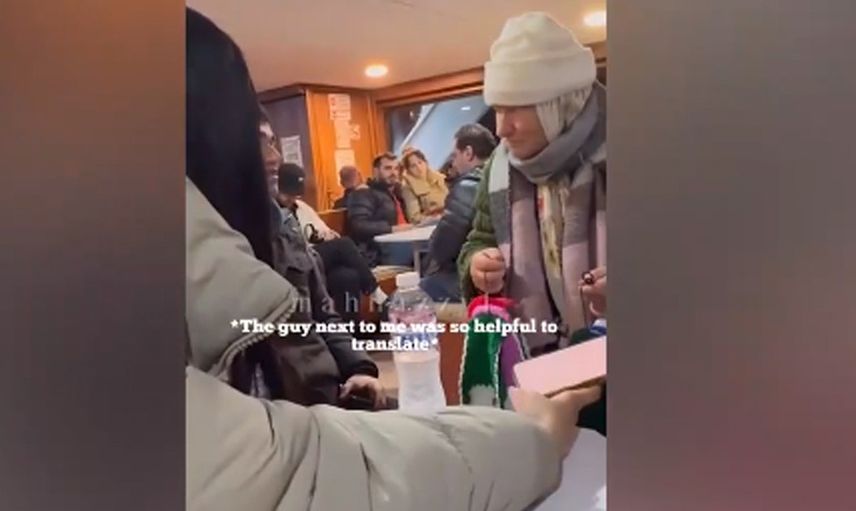 İyi insanlar hala var! Bir turist örgü lif satan yaşlı kadına 75 lira yerine 1750 lira ödeyince... O anlar viral oldu!