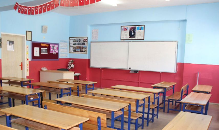 Düzce'de Okulda Nargile İçen Öğretmenlere Soruşturma Açıldı