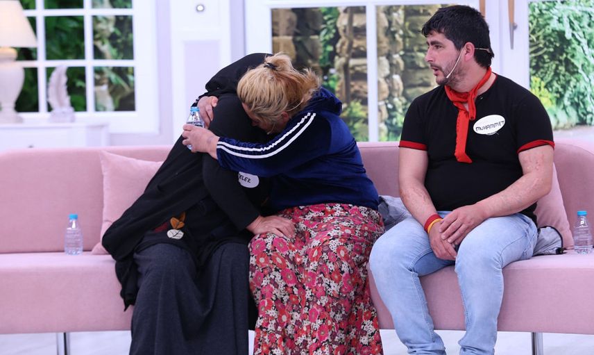 Stüdyoda duygusal anlar! Tam 60 gündür öldü sanılan Hülya Akgül’ü Esra Erol buldu