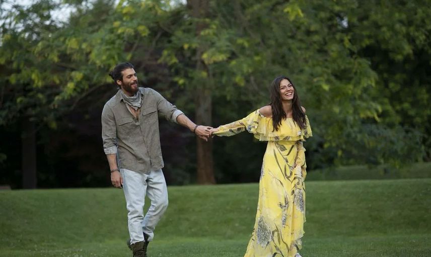 Dekolteyi Abartan Demet Özdemir 