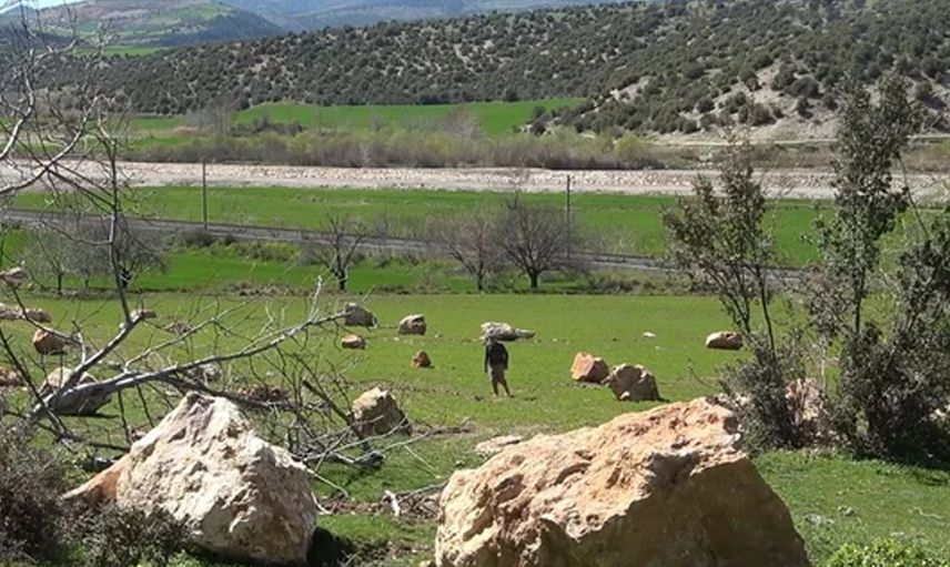 Depremin şiddetiyle kopan kayalar ekili tarım arazilerinin üstüne düştü: İşte o dehşet veren görüntüler