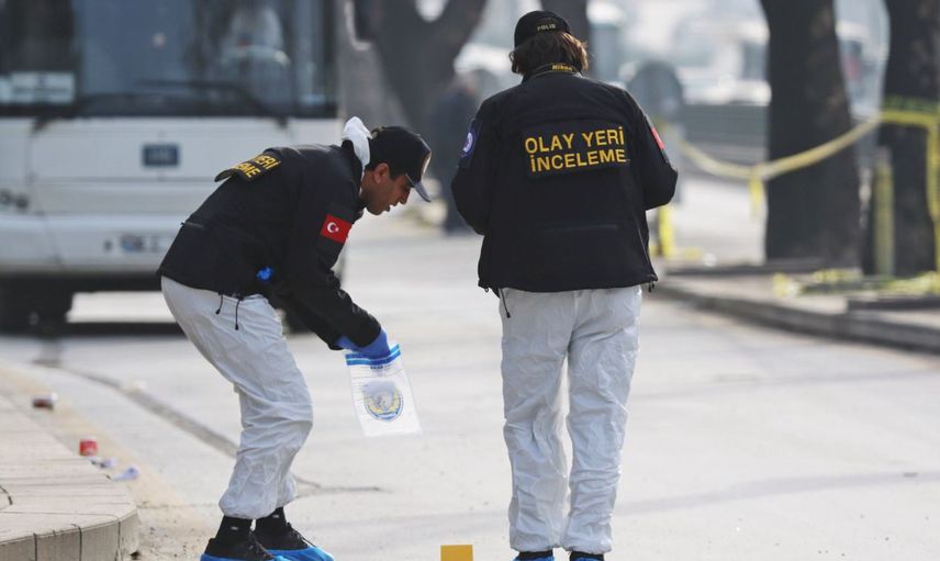 İzmir’de Eski Sevgilisini Darp Ettiği İddia Edilen Kişi, İnsanlar Tarafından Bıçaklandı