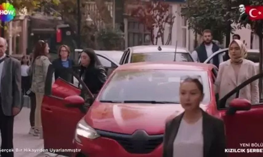 Kızılcık Şerbeti’nin 10 Kasım özel sahnesi alkış topladı: Sahnenin güzelliğine bak!