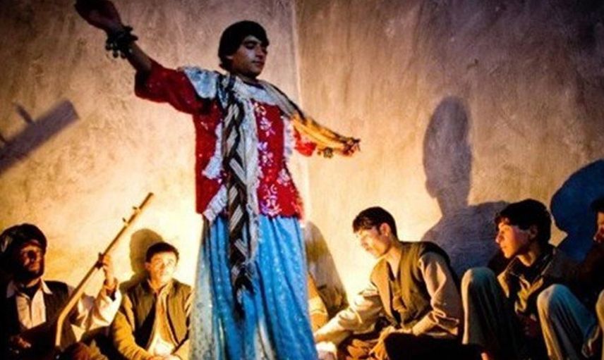 Afganistan'da iğrenç gelenek! Erkek çocuklarına yaptıkları mide bulandırıyor