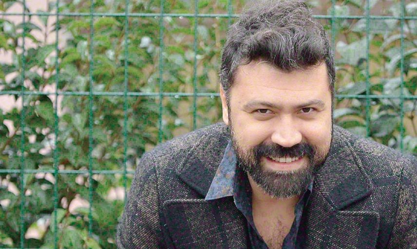 Taksim’in ortasında dudak dudağa yakalandılar! Bülent Emrah Parlak ve gizemli esmerin aşk gecesi: Meğer evli bir oyuncuymuş!