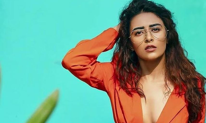Sokağa Üstsüz Çıkan Ünlüler Kervanına Demet Özdemir'de Katıldı
