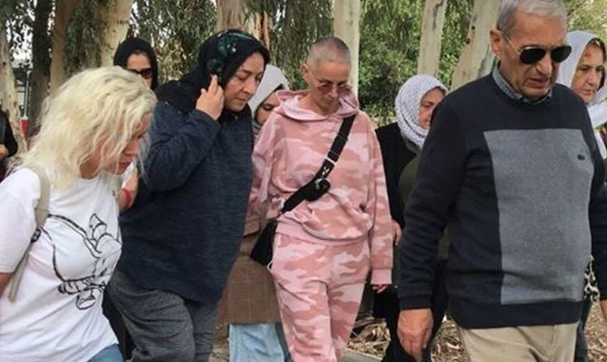 Babasını kaybetmişti! Binnur Kaya'nın cenazedeki zor anlarında arkadaşları destek oldu