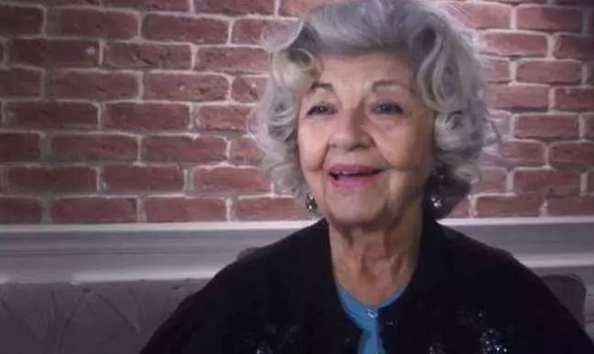 Hülya Koçyiğit’den acı haber: Yeşilçam’ın usta oyuncusunun sesi hayatını kaybetti!