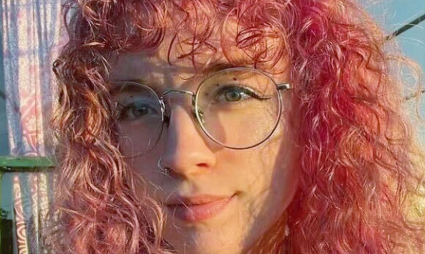 Konserde facia gibi kaza: Ünlü şarkıcı hayranının üzerine atladı, genç kız felç kaldı!