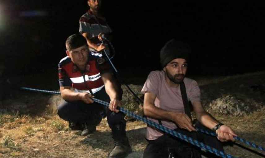 Elazığ’da Uçurumun Eşiğinde Kalan Kadın İçin Film Sahnelerini Aratmayan Bir Operasyon Düzenlendi