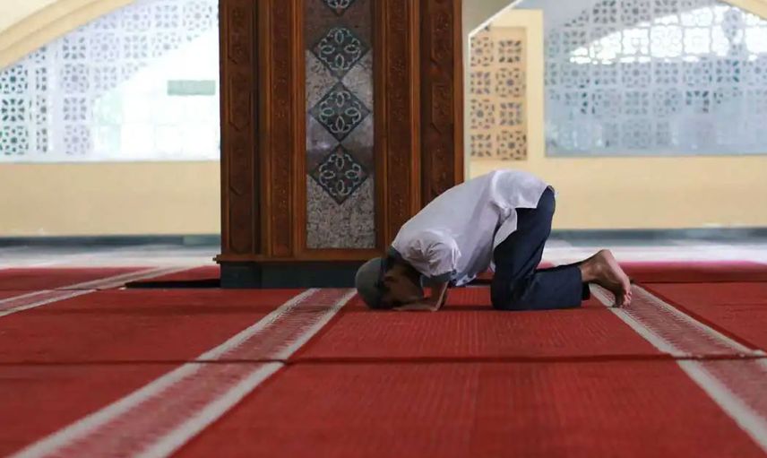 'Eşim namaz kılmıyor ne yapmalıyım' diye sordu. Hocanın adama verdiği cevap herkesi şoke etti