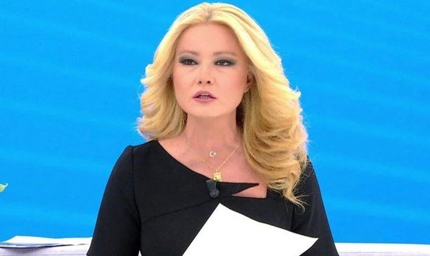 Müge Anlı mikrofonun açık olduğunu unutup eşinden gelen mesajı okudu: Canlı yayında herkes şaşkına döndü