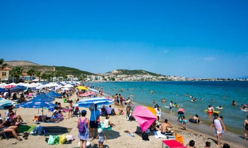 Halk plajında bikinisini çıkardı! Erkeklerin tepkilerini kayda aldı... O görüntüler sosyal medyada olay oldu
