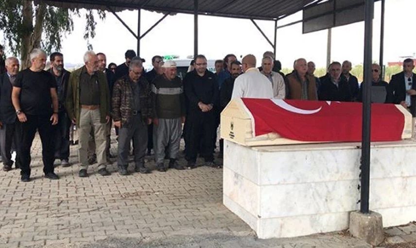 Babasını kaybetmişti! Binnur Kaya'nın cenazedeki zor anlarında arkadaşları destek oldu