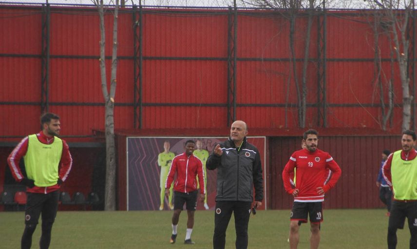 Bursaspor'un Teknik Direktörü Özcan Bizati Kaç Yaşındadır?