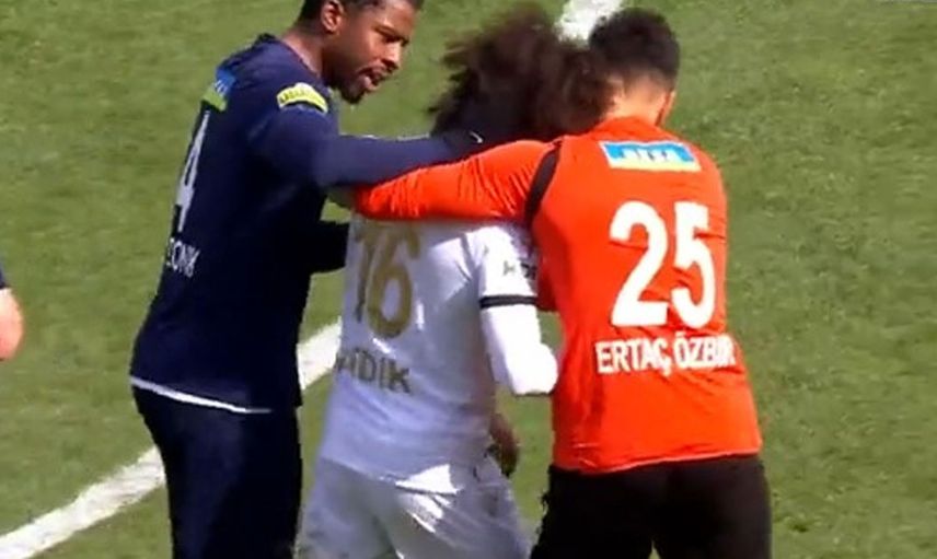 Süper Lig ekiplerinden Yeni Malatyaspor'da Sadık Çiftpınar, taraftarın protestosu nedeniyle oyundan çıkmak istedi!