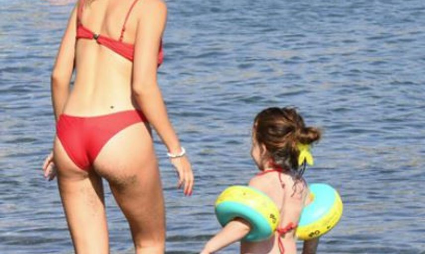 Hilal Altınbilek Kırmızı Bikinisiyle Plajın Yıldızı Oldu!