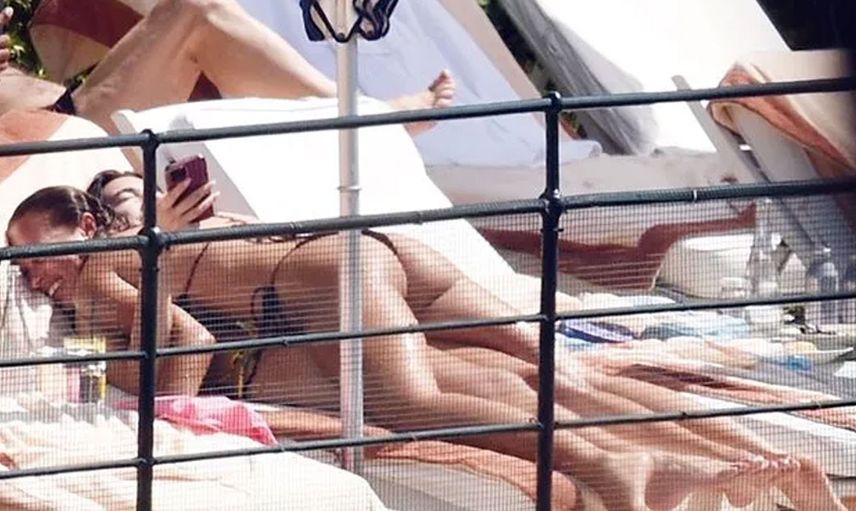 Dua Lipa kız arkadaşı ile kucak kucağa yakalandı! Hereksin içinde bir sevişmedikleri kaldı