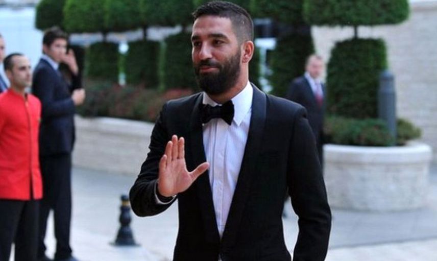 Galatasaraylı Arda Turan'ın Garsona Karşı Davranışı Gündem Oldu!