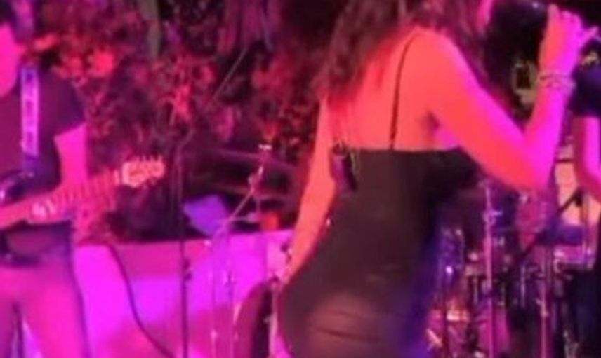 Tranparan Kıyafetiyle Sahneye Çıkan Defne Samyeli Frikik Verdi