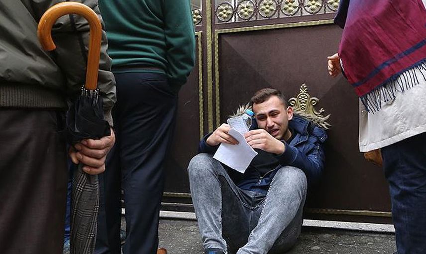 Sınav heyecanı başlamadan bitti! 40 saniyelik gecikmesi 1 senesine mal oldu gözyaşları içinde güvenlik görevlisine yalvardı