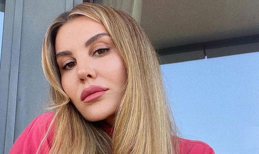 Esra Erol'un kardeşi Eda Erol gömleğinin düğmelerini açtı sütyeni ile erkek takipçilerini çoşturdu