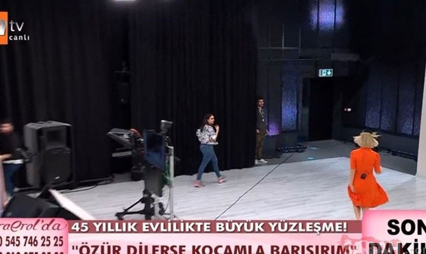 Türk televizyonunda bir ilk Esra Erol küsen çifti barıştırmak için stüdyoda her şeyini çıkarıp koştu